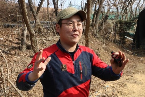 ‘상추 CEO’ 류근모 씨 아들 류병찬 씨가 장안농장 투어 안내를 하고 있다. 