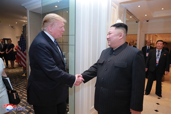 조선중앙통신은 김정은 국무위원장과 도널드 트럼프 대통령이 전날 베트남 하노이 메트로폴 호텔에서 단독회담, 확대회담을 했다고 1일 보도했다. 