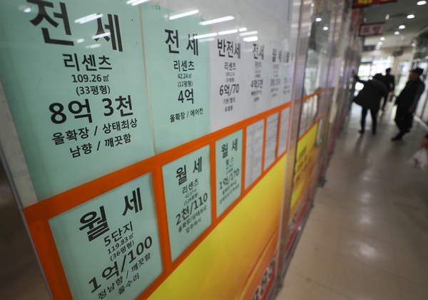 집값 하락세가 이어지면서 지난달 서울 아파트 전세거래는 늘고, 매매거래는 역대 최저 수준으로 줄어든 것으로 나타났다. 1일 서울부동산정보광장에 따르면 지난달 서울 아파트 전월세 거래량은 총 1만9천633건으로 지난 1월(1만7천795건)에 비해 10.3%가량 증가했다. 사진은 3일 오후 서울 시내 부동산 중개업소. 2019.3.3