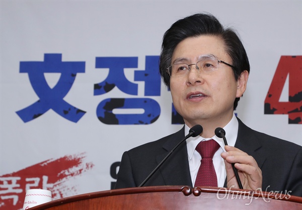 자유한국당 황교안 대표가 5일 오후 국회에서 열린 의원총회에 참석해 인사말 하고 있다. 