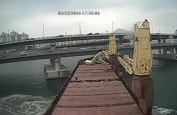 부산해양경찰서는 지난 28일 오후 요트와 광안대교를 충돌한 러시아 화물선 씨그랜드호의 조타실 음성이 담긴 운항 CCTV 영상을 5일 공개했다. 사고 당일 오후 오후 4시 20분께 선박이 광안대교를 충돌하던 모습.