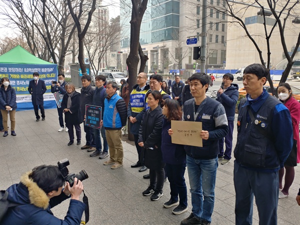 신인수 전국민주노동조합총연맹 법률원 원장과 김미숙씨 등 비정규직 노동자 대표단이 문성현 경사노위 위원장과 면담을 위해 이동하고 있다.