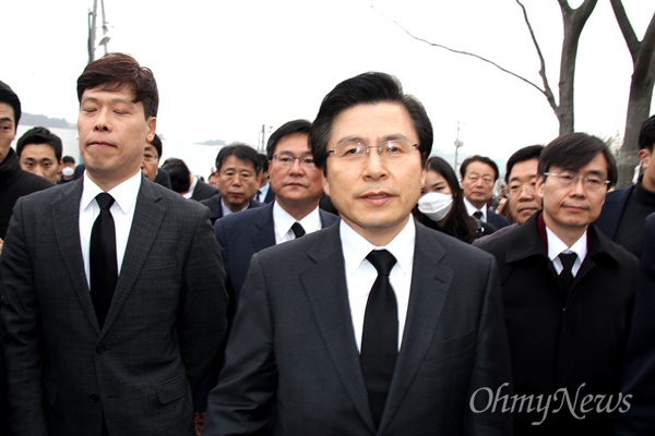 자유한국당 황교안 대표가 5일 오후 봉하마을을 방문해 고 노무현 전 대통령 묘소를 참배하기 위해 이동하고 있다.