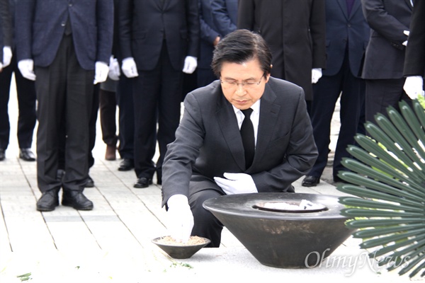 자유한국당 황교안 대표가 5일 오후 봉하마을을 방문해 고 노무현 전 대통령 묘소를 참배했다.