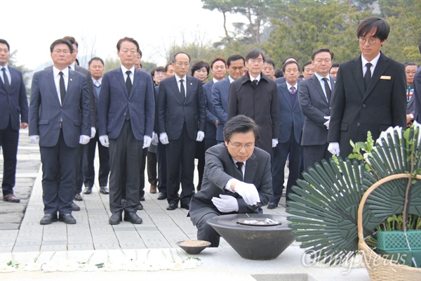 자유한국당 황교안 대표가 5일 오후 봉하마을을 방문해 고 노무현 전 대통령 묘소를 참배했다.