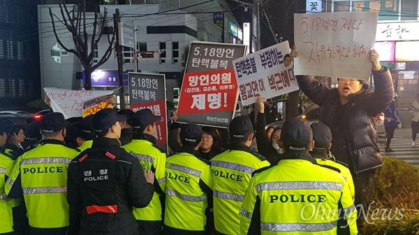 황교안 자유한국당 대표가 5일 저녁 창원 반송시장을 방문하자. 창원진보연합 회원들이 항의했고, 현장에 경찰이 배치되었다.