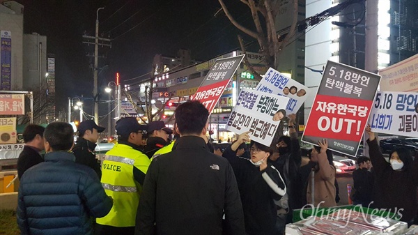 황교안 자유한국당 대표가 5일 저녁 창원 반송시장을 방문하자. 창원진보연합 회원들이 항의했고, 현장에 경찰이 배치되었다.