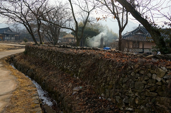 감찰댁 뒷담 물길이다. 설화산 계류는 마을 안에서 돌담 타고 흐른다. 마을 안까지 물길을 조성하여 방화수로 활용하고 이 물길로 정원을 꾸몄다.