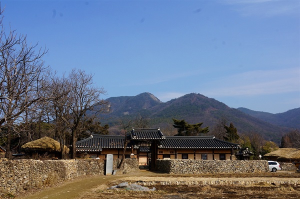 고종이 하사하여 지은 집이라 한다. 대문채 돌담 밑에 새로 세운 옹기굴뚝이 연엽주 익어가듯 익어가고 있다.