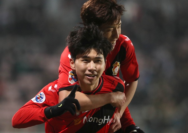 산둥 잡는 김승준 5일 경남 창원시 성산구 창원축구센터에서 열린 아시아축구연맹(AFC) 챔피언스리그(ACL) 조별리그 1차전 경남 FC와 산둥 루넝 타이산의 경기. 경남 김승준이 역전 골을 넣은 후 동료와 기뻐하고 있다.