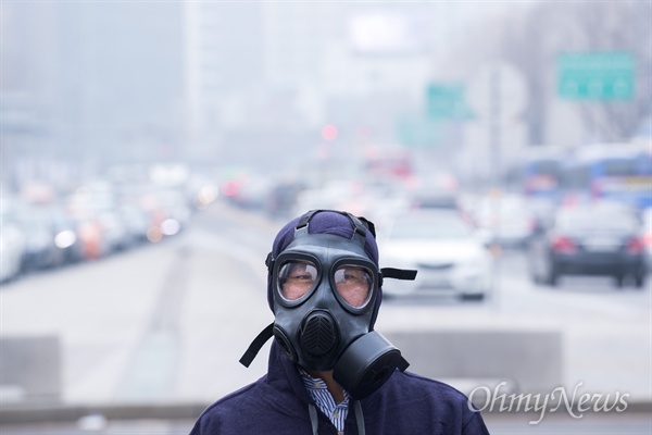 미세먼지 매우나쁨 상태가 이어지고 있는 6일 오전 서울 광화문광장에서 녹색연합이 방독면과 마스크를 쓰고 미세먼지 해결을 위해 석탄발전 중단을 촉구하고 있다. 