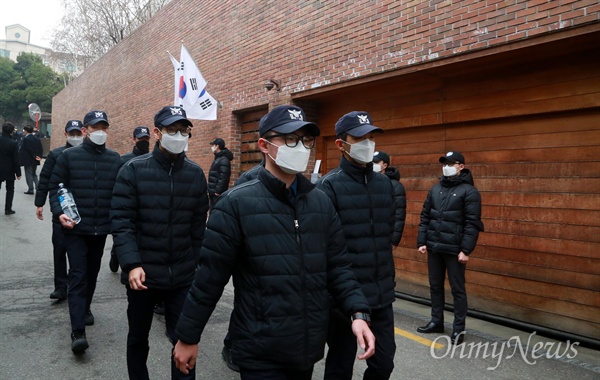 구속 349일만에 이명박 전 대통령이 보석으로 석방된 가운데 6일 오후 서울 논현동 이 전 대통령 자택앞 경비가 강화되고 있다.