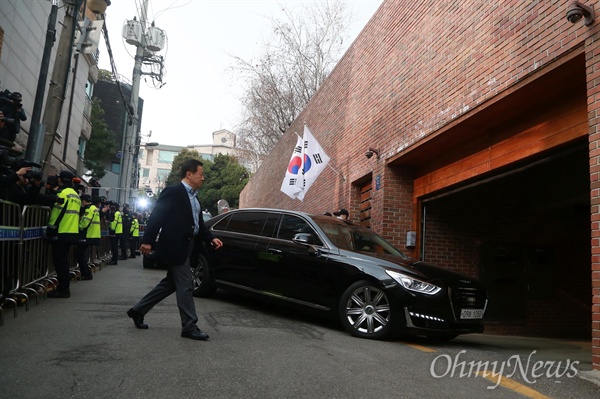구속 349일만에 보석으로 석방된 이명박 전 대통령을 태운 승용차가 6일 오후 서울 논현동 자택으로 들어가고 있다.