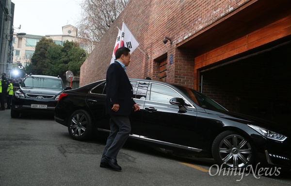 구속 349일만에 보석으로 석방된 이명박 전 대통령을 태운 승용차가 6일 오후 서울 논현동 자택으로 들어가고 있다.