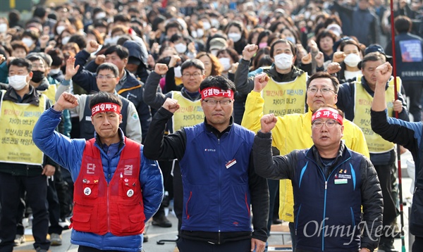  민주노총 부산본부는 6일 오후 부산시청 광장에서 총파업 결의대회를 열었다. 결의대회에 참석한 노동자들이 구호를 외치고 있다.