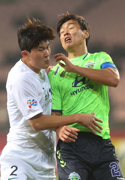 이동국과 충돌하는 김민재 6일 오후 전북 전주월드컵경기장에서 열린 2019 아시아축구연맹(AFC) 챔피언스리그 조별리그 1차전 전북 현대와 베이징 궈안의 경기. 전북 이동국(오른쪽)이 베이징 김민재와 몸싸움을 하고 있다.