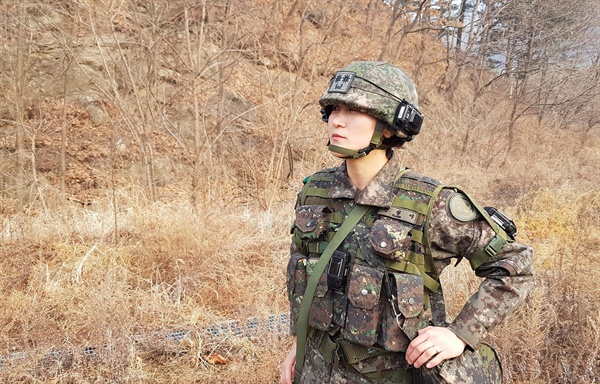 육군이 세계 여성의 날을 맞아 육군에서 활약하고 있는 여군들을 소개한다고 7일 전했다. 여군 최초의 전방사단 보병대대장 권성이 중령이 강원도 인제 KCTC에서 훈련장을 살펴보고 있다. 2019.3.7 [육군 제공]