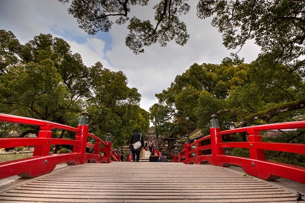 마음 심(心)자 모양의 연못인 신노지이케(心字池) 위에 놓인 3개의  붉은 구름다리 타이코바시(太鼓橋)가 있다. 
