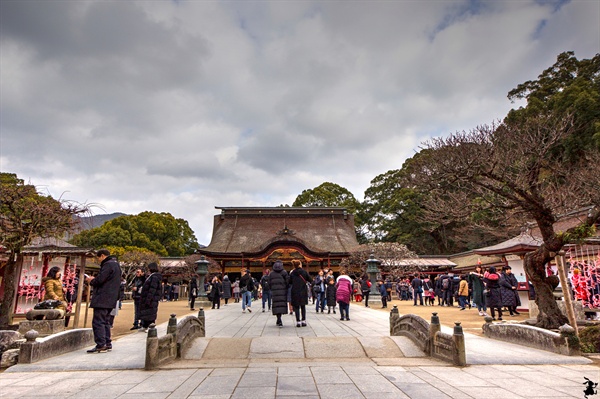 본전인 덴만구 혼덴(天？宮 本殿) 꼭 사무라이(侍)의 투구를 쓴 모습이다. 양옆에는 신사를 상징하는 두 매화인 도비우메(飛梅)와 코고노우메(白王后の梅)가 있다.




