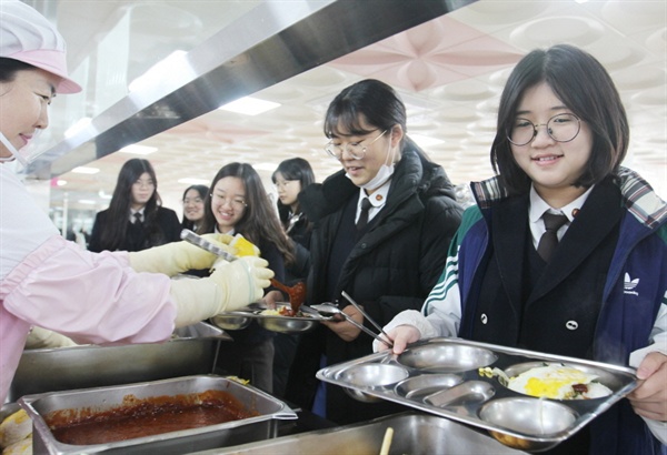  지난 4일부터 중학교 전면 무상급식으로 한끼당 3400원을 내던 학부모의 부담이 줄어들게 됐다. 사진은 지난 6일 경주여자중학교 학생들의 즐거운 점심시간.