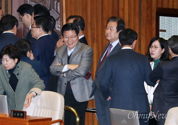 자유한국당 홍문종 의원이 7일 오후 제367회 임시회 개회식에 이어 열린 국회 본회의에 참석해 함박웃음을 짓고 있다. 오른쪽 김무성 의원의 표정과 대조를 이룬다. 