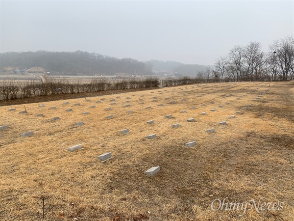 축구장 2개 정도 크기의 묘역에는 3월 6일 현재 북한군 유해 843구가 안장돼 있다. 