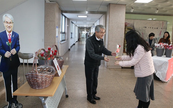 박종훈 경남도교육감은 세계여성의날을 맞아 8일 아침 출근하는 여성직원들한테 장미꽃을 나눠주었다.