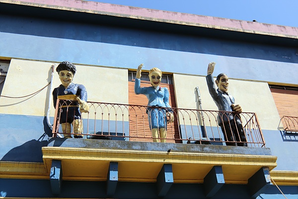 까미니또 거리 인근 상가 2층에 아르헨티나에서 가장 유명한 세명의 인형이 세워져 있다. 왼쪽부터 축구선수 마라도나, 에바 페론, 탱고 명인 카를로스 가르델