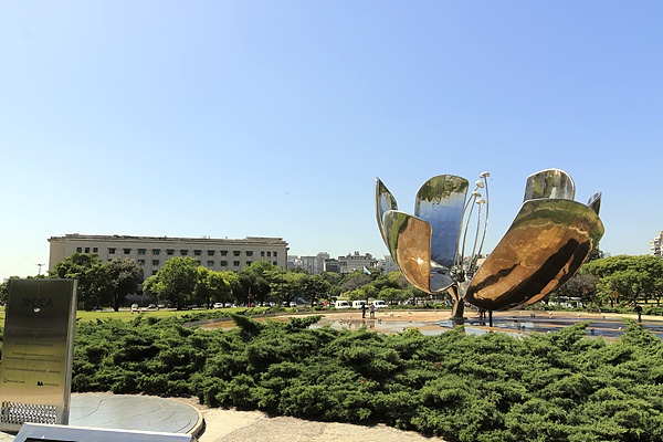 플로라리스 헤네리까(Floralis Generica). 금속으로 만든 대형 꽃 조형물로 세계에서 가장 큰 꽃 조형물이다. 건너편에 보이는 사각형 건물은 아르헨티나 대학 건물로 5명의 노벨상 수상자를 배출했을 뿐만아니라 체 게바라도 이 대학 출신이다.