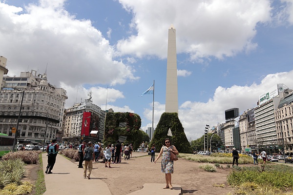 세계에서 가장 넓은 도로(21m) 중앙에 자리잡은 플라자 데 레푸블리카 광장에 오벨리스크가 서있다. 오벨리스크는 아르헨티나 정치 사회적 중심지 역할을 하는 상징적인 곳이다. 높이 67m, 바닥부분의 넓이 49제곱미터이다