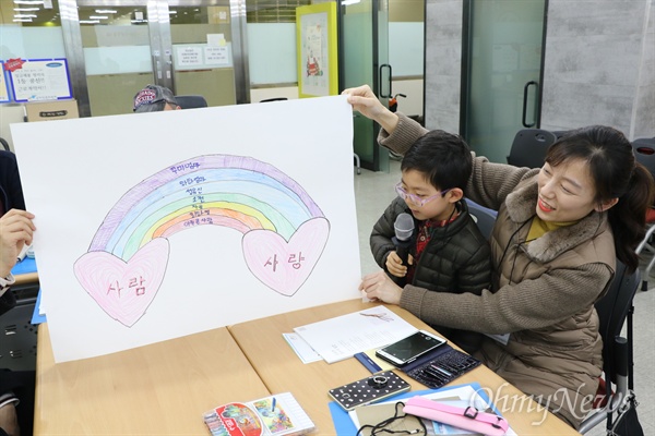 지난 7일 오후 대구인권교육센터에서 열린 <오마이뉴스> 주최 인권아카데미에서 최연소 참가자인 최하영 어린이가 자기 조를 표현한 그림을 보며 소개하고 있다.