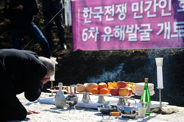 개토제에서 충북보도연맹유족회 이세찬 회장이 헌작 후 눈물을 훔치고 있다. 이세찬 회장의 아버지는 아곡리에서 희생되었다. 