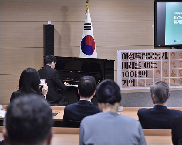 운암 김성숙, 두쥔훼이 부부독립운동가의 손자인 세계적인 피아니스트 두닝우 교수의 축하 연주 모습