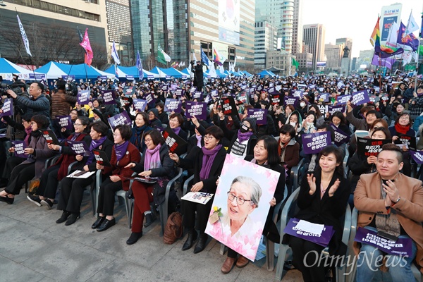 8일 오후 서울 광화문광장에서 열린 '3.8 세계여성의 날 기념 제35회 한국여성대회'에서 참가자들이 박수를 치고 있다. 