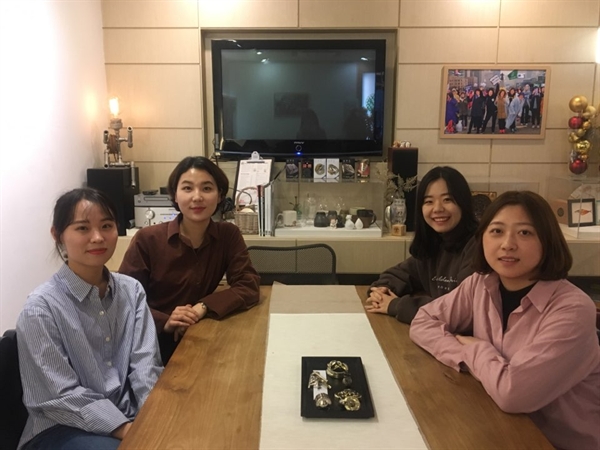 '대학에서 싸우는 여자들' 프로젝트 팀. 김아현 대표(왼쪽 두 번째) 이재정 간사(오른쪽 첫 번째)