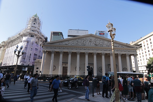 대통령궁과 5월 광장에 인접해있는 대성당으로 1827년에 건립됐다. 12사도를 상징하는 12개의 대리석 기둥과 아치가 인상적이다. 아르헨티나 영웅인 산 마르틴 장군의 유해가 안치되어 있다. 프란치스코 교황이 교황으로 임명되기 전 매주 미사를 드리던 성당이다
