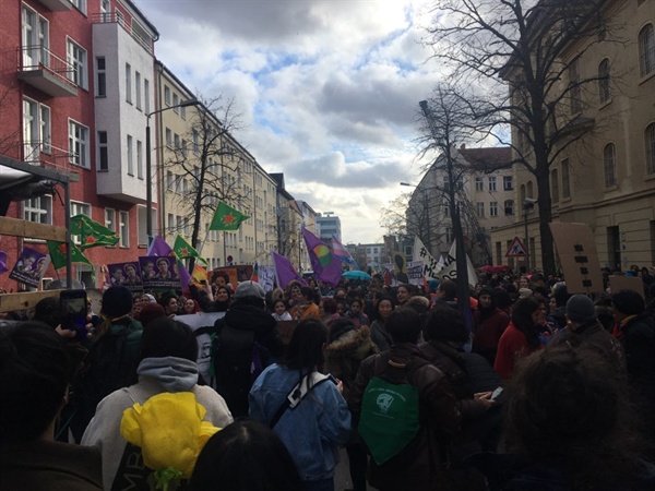 베를린 외국인 여성들 중심으로 조직된 시위이다.