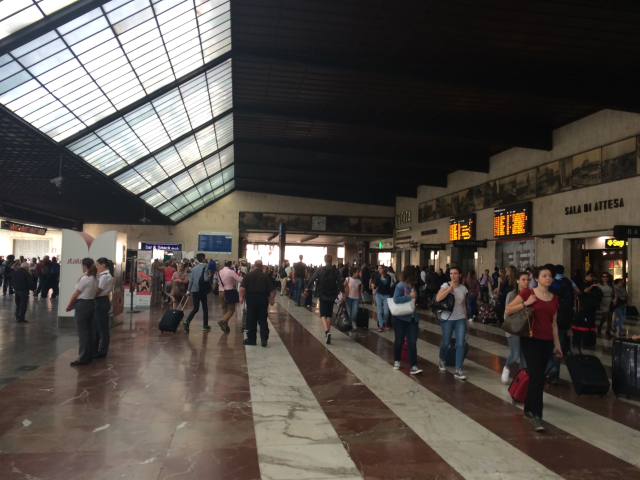    다섯 번에 걸친 피렌체 여행의 시작이었다. 기차역은 여행자에게 기대와 설렘, 그리고 약간의 불안감이 공존하는 곳이다.