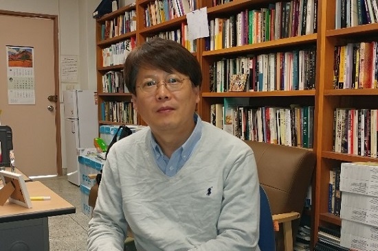 최종렬 대구 계명대 교수는 지방대생의 의식구조를 분석한 책 <복학왕의 사회학>에서 지역 불균형 발전을 극복할 정책과 지방대생의 각성을 촉구했다.