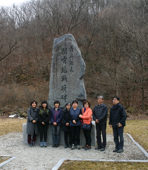  의병대장 민긍호 전적비 앞의 농민회 회원들(왼쪽부터 한영미, 최정희, 오숙민, 강명미, 김병선, 홍경자, 구현석, 박광호님)