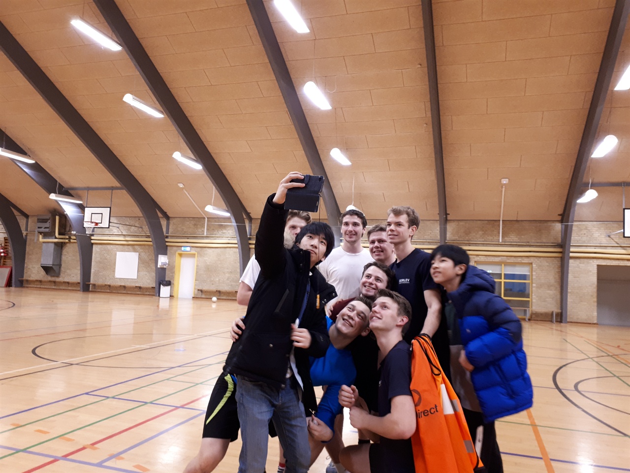 2019 덴마크 견학기행 중 찾은 울러럽 체육 에프터스콜레 학생들과 함께 축구를 즐기고 헤어짐이 못내 아쉬워 셀카를 찍고 있는 아이들