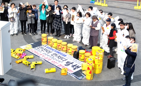 탈핵양산시민행동은 3월 9일 양산 젊음의거리에서 '탈행 행사'를 벌였다.
