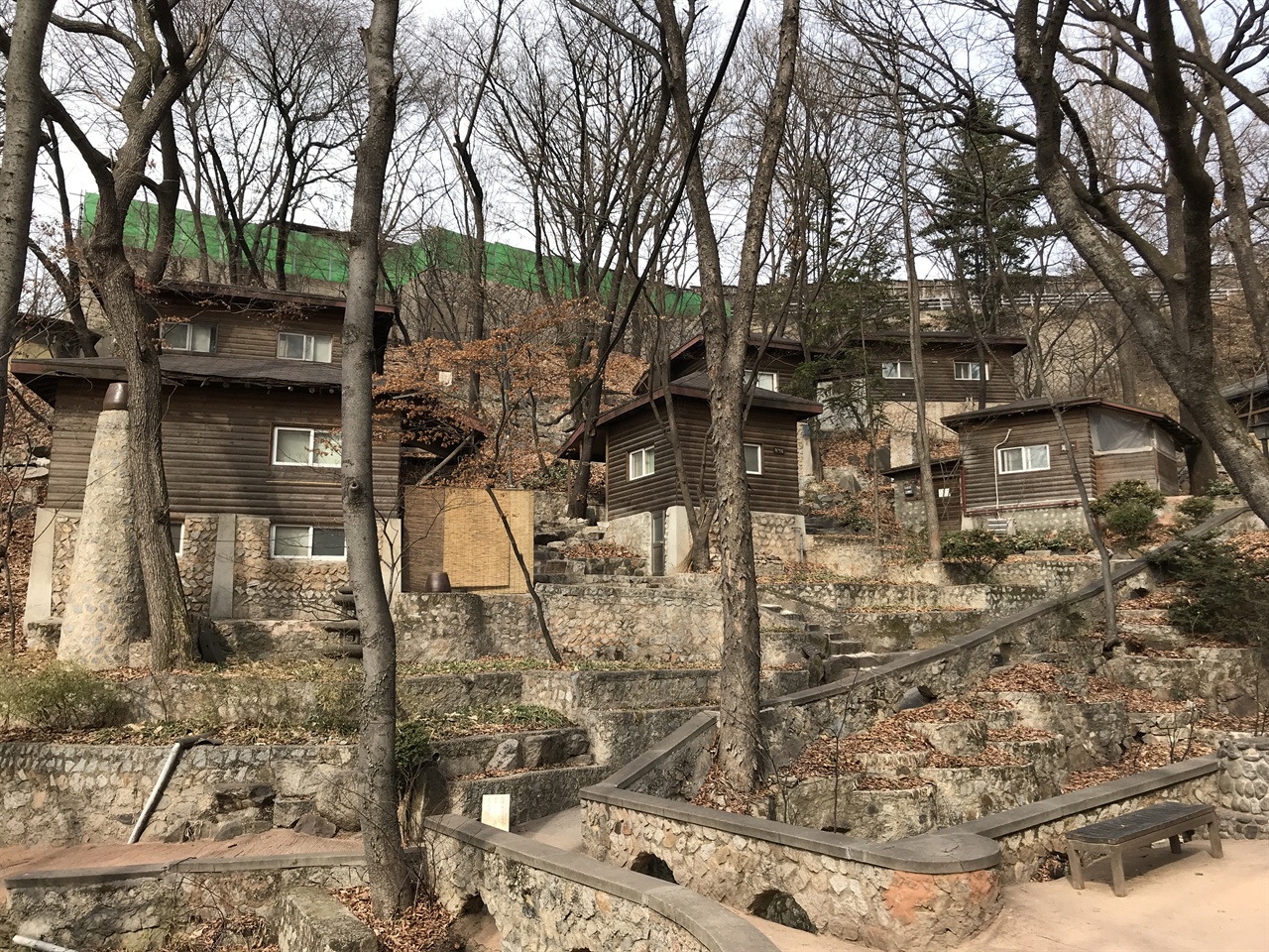 길상사 요사채 요정으로 쓰인 길상사는 수많은 ‘별채’가 있다. 지금은 기도처와 요사채로 쓰이지만 요정 시절 밀실 야합과 향응이 펼쳐지던 현장이다. ‘요정 공화국’ 대한민국의 과거를 증언하는 곳이기도 하다.