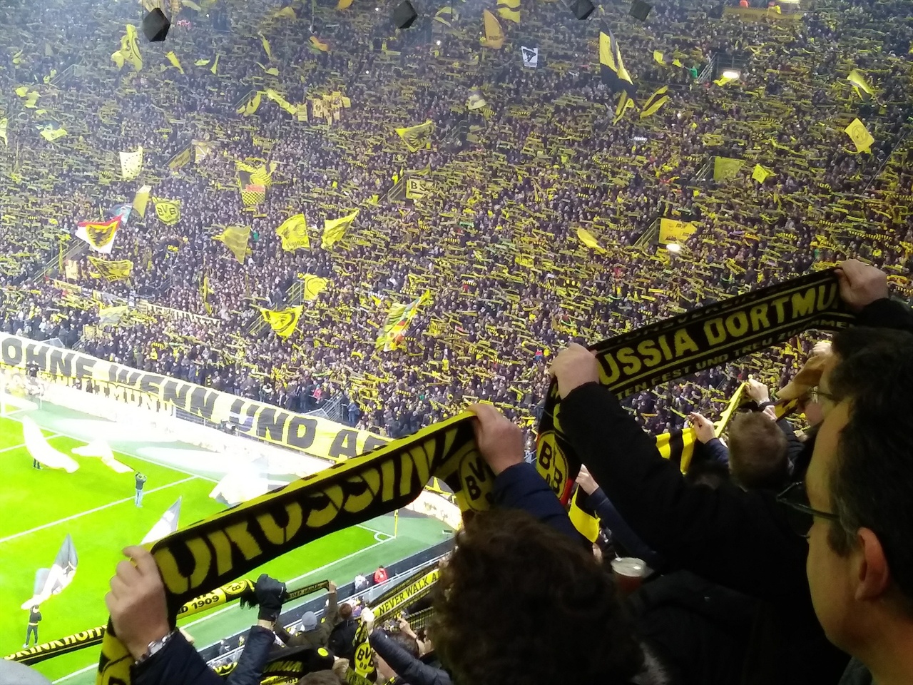 독일 축구를 직관하게 되면, 이따금 섬뜩할 때가 있다. 마치 사이비 종교 의식과 같은 기운이 느껴지기도 한다. 보루시아 도르트문트 홈 경기 관중들의 응원 모습