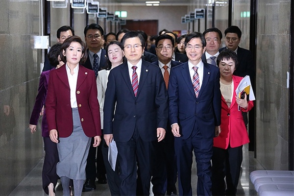 3월 7일 오전 자유한국당 지도부가 서울 여의도 국회 회의실에서 열리는 황교안 당 대표 주재 최고위원회의를 위해 걸어가고 있는 모습. 