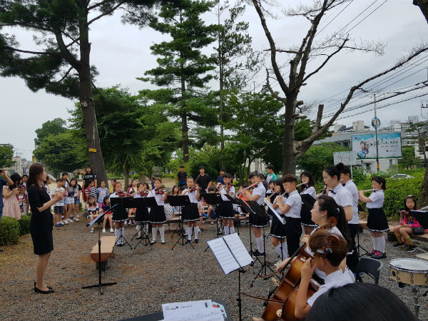 (배경사진) 충북의 한 초등학교 학생들이 등굣길 작은음악회를 진행하고 있는 모습 (사진은 기사의 특정사실과 관계없음)