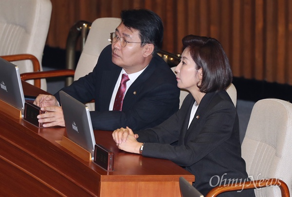 홍영표 연설에 '쫑긋' 나경원-정용기  자유한국당 나경원 원내대표와 정용기 정책위의장이 11일 오전 국회 본회의장에서 더불어민주당 홍영표 원내대표의 교섭단체 대표연설을 듣고 있다. 