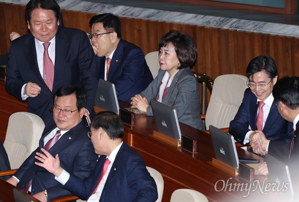 전두환 광주 법정으로 향한 날, 김순례는... '5.18 망언'의 당사자인 김순례 자유한국당 의원이, 전두환씨가 광주 법정으로 향한 11일 오전 국회 본회의장에서 홍영표 더불어민주당 원내대표의 교섭단체 대표연설을 듣고 있다. 
