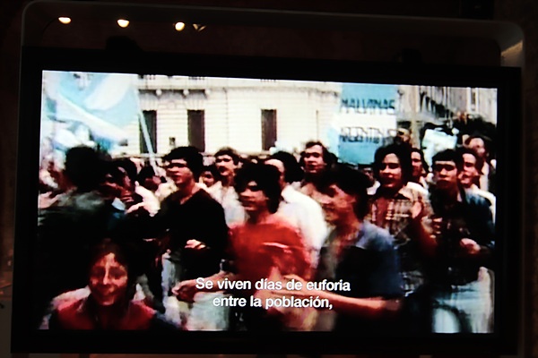 군부독재에 맞선 시위대 모습. 비센테나리오 박물관 동영상 자료를 촬영했다. 우리의 6월 항쟁 모습과 흡사하다
