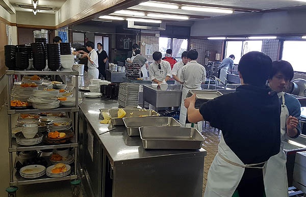 자유학원 학생들이 점심식사후 자신들의 식기를 설거지하고 있다.